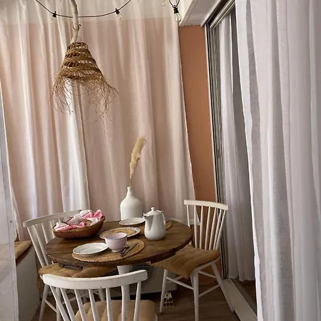 Charming Air-conditioned One-bedroom 150m From Cavaliere Апартаменти
