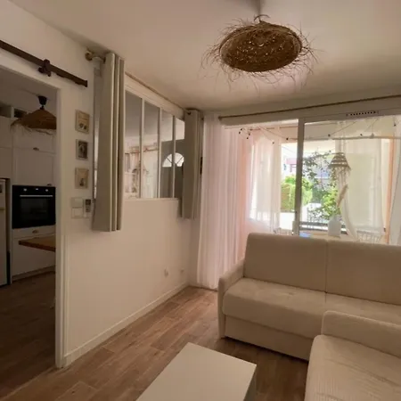 Апартаменти Charming Air-conditioned One-bedroom 150m From Cavaliere *