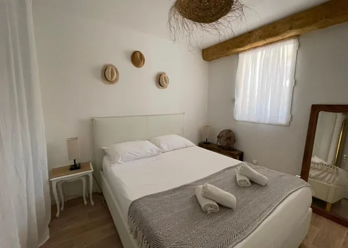 Charming Air-conditioned One-bedroom 150m From Cavaliere