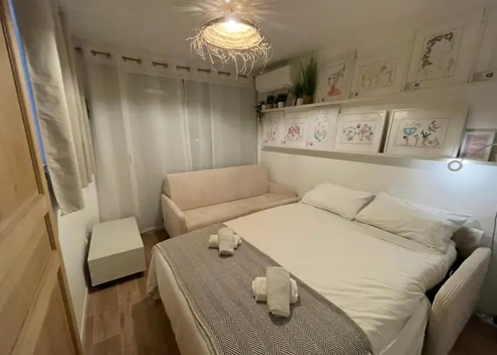 Lejlighed Charming Air-conditioned One-bedroom 150m From Cavaliere