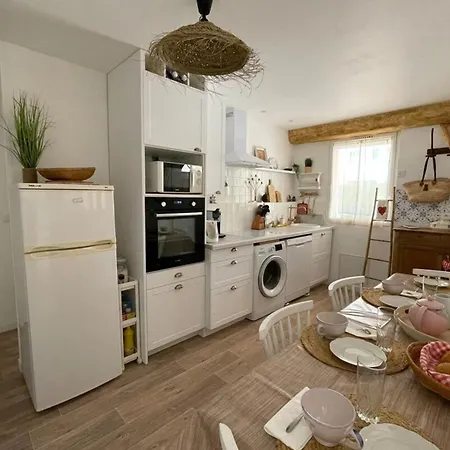 Charming Air-conditioned One-bedroom 150m From Cavaliere Apartamento