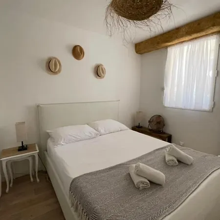 Charming Air-conditioned One-bedroom 150m From Cavaliere