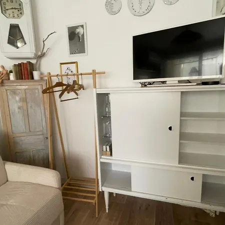 Charming Air-conditioned One-bedroom 150m From Cavaliere