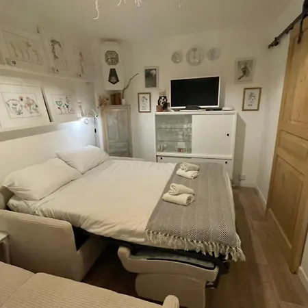 Charming Air-conditioned One-bedroom 150m From Cavaliere Apartamento