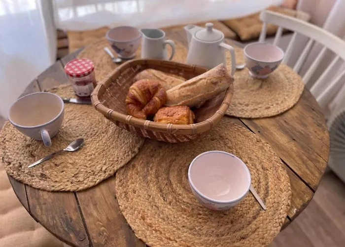 Charming Air-conditioned One-bedroom 150m From Cavaliere Lägenhet