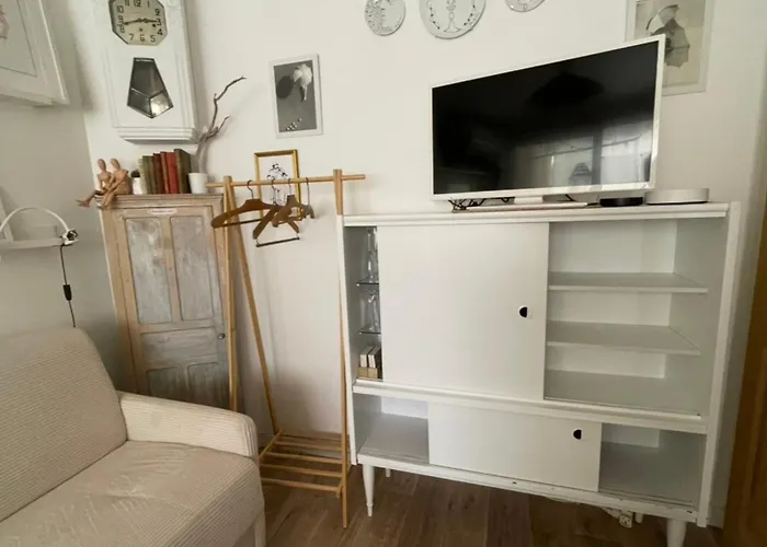 Charming Air-conditioned One-bedroom 150m From Cavaliere