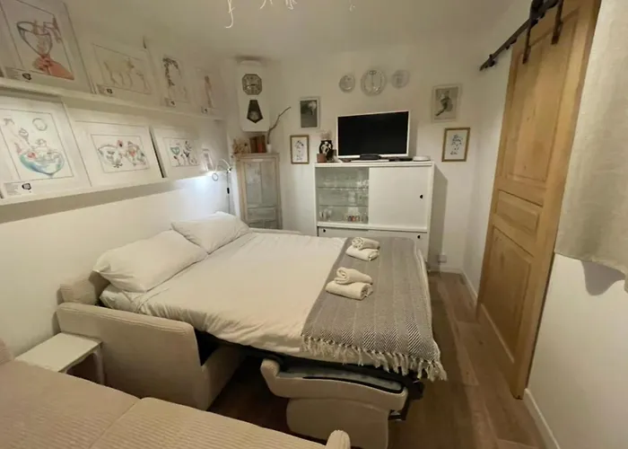 Charming Air-conditioned One-bedroom 150m From Cavaliere Apartman