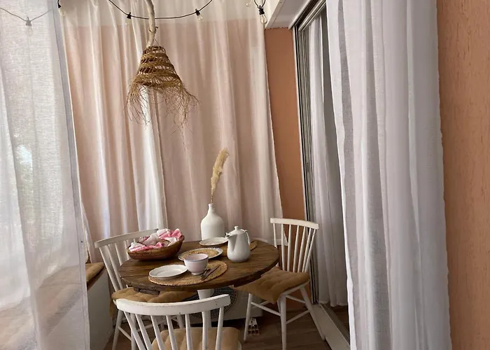 Charming Air-conditioned One-bedroom 150m From Cavaliere Lägenhet